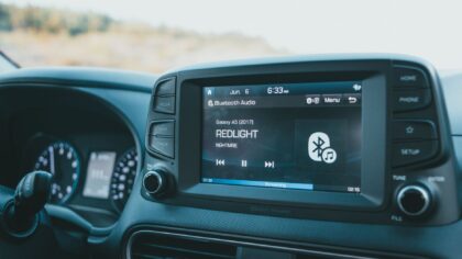 Bluetooth i bilen: slik får du stabil lyd, trygg mobilbruk og færre frustrasjoner