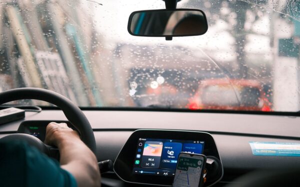 Head-up display i bilen: slik gir frontruten deg nyttig informasjon uten å stjele oppmerksomhet