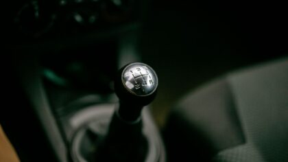 Sikker bakkestart uten stress: slik unngår du rulling og motorstopp