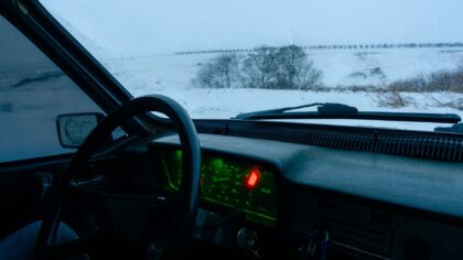 Slik får du klar sikt i bilen: enkle grep som hindrer dugg på rutene