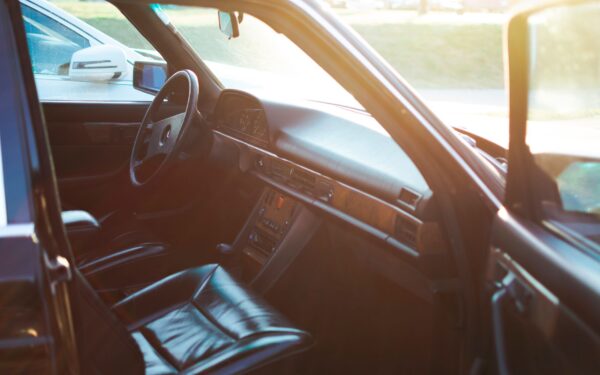 Slik fjerner du vond lukt i bilen og hindrer at den kommer tilbake