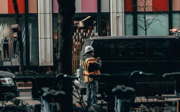 Slik gjør du bilhverdagen tryggere med refleksvest: en praktisk guide for hele familien