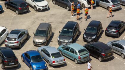 Slik parkerer du tryggere uten sensorer: en jordnær guide til hverdagsmanøvrering