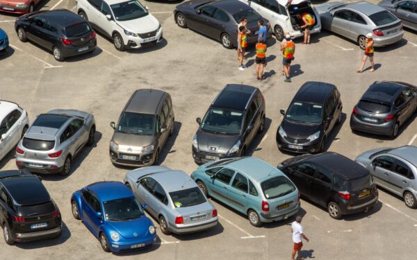 Slik parkerer du tryggere uten sensorer: en jordnær guide til hverdagsmanøvrering