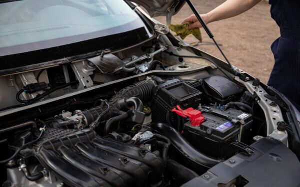 Slik tar du bedre vare på bilbatteriet: rutiner som reduserer startproblemer og stress