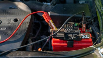 Slik tar du vare på startbatteriet: enkle grep som gjør at bilen starter året rundt