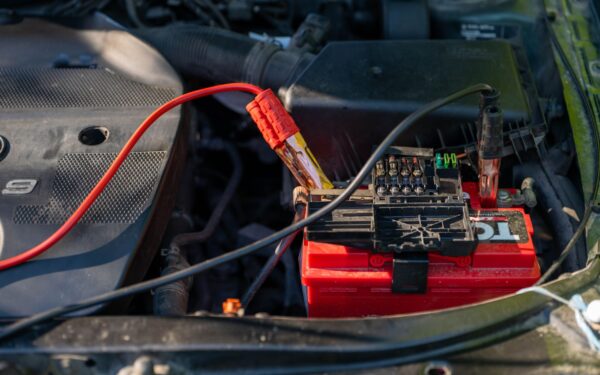 Slik tar du vare på startbatteriet: vanlige feil som knekker batteriet for tidlig