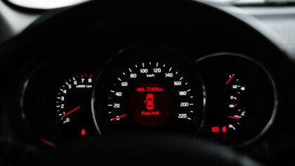 Varsellampe på motoren: hva den betyr og hva du trygt kan gjøre selv