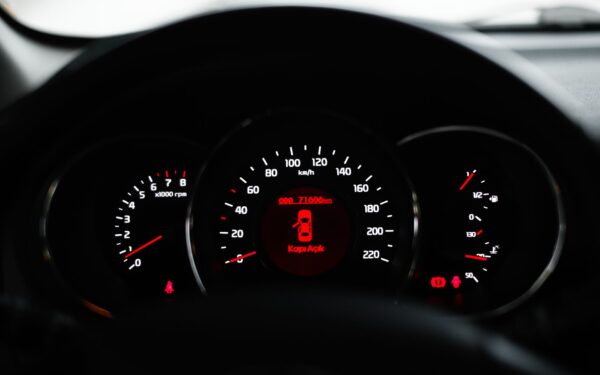 Varsellampe på motoren: hva den betyr og hva du trygt kan gjøre selv