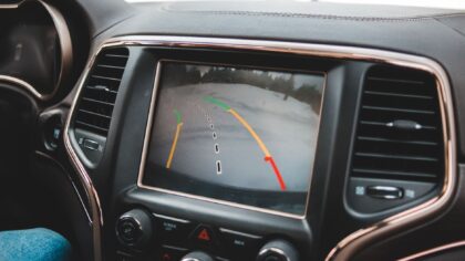 Automatisk parkeringsassistent i bilen: slik får du enklere og tryggere parkering