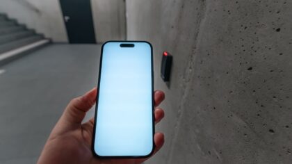 Digital bilnøkkel forklart: slik gjør du mobilen om til nøkkel på en trygg måte
