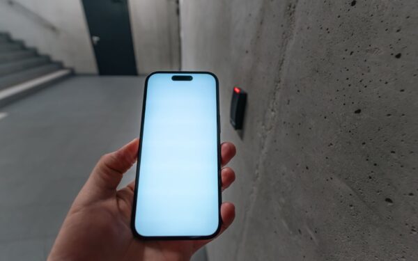 Digital bilnøkkel forklart: slik gjør du mobilen om til nøkkel på en trygg måte