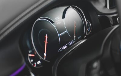 Digitalt instrumentpanel i bilen: slik leser du skjermen uten å miste fokus på veien