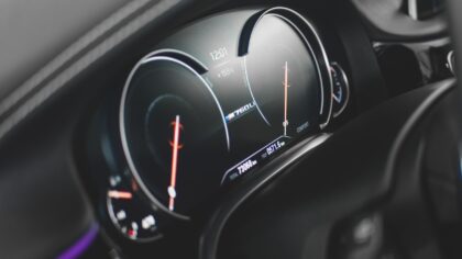 Digitalt instrumentpanel i bilen: slik leser du skjermen uten å miste fokus på veien