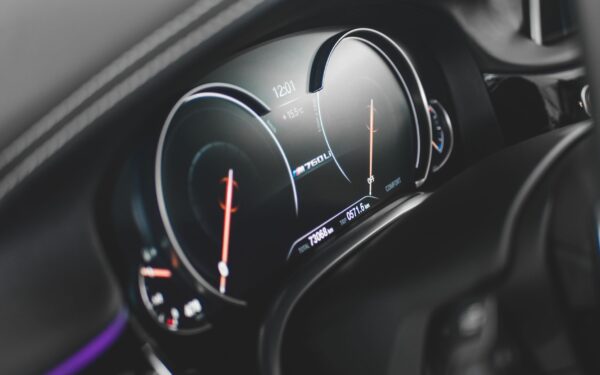 Digitalt instrumentpanel i bilen: slik leser du skjermen uten å miste fokus på veien