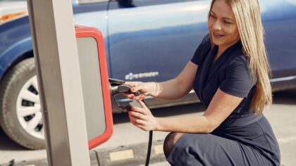 Elbil om sommeren: slik unngår du varm kupé, treg lading og unødig batterislitasje