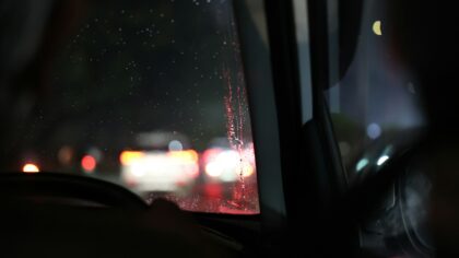 Head up display i bilen: slik gir frontruten deg viktig informasjon uten å distrahere