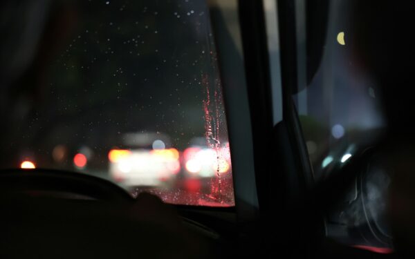 Head up display i bilen: slik gir frontruten deg viktig informasjon uten å distrahere