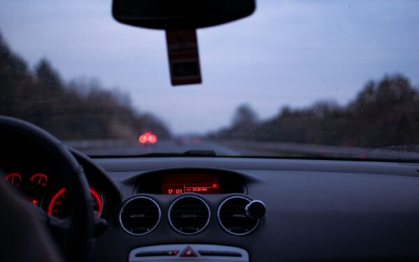 Head-up display i bilen: slik hjelper frontruten deg å holde fokus på veien