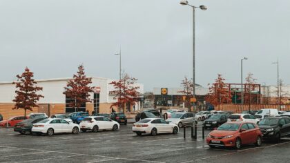 Sikker rygging av bil: rolige grep som reduserer bulker og stress