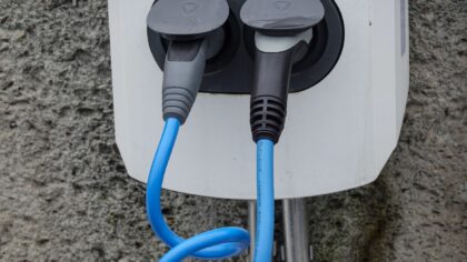 Slik bruker du bilen som batteribank: elbil som nødkraft hjemme og på hytta