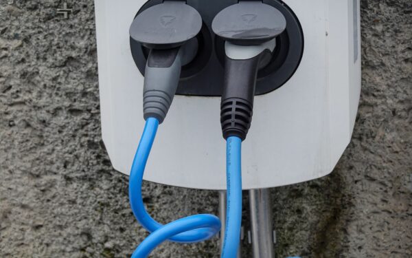 Slik bruker du bilen som batteribank: elbil som nødkraft hjemme og på hytta