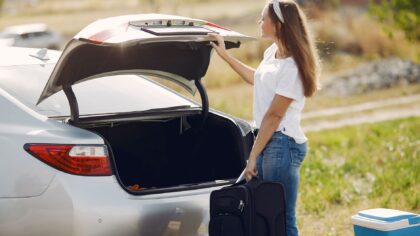 Slik pakker du smart til helgetur med bil: orden i bagasjen uten stress