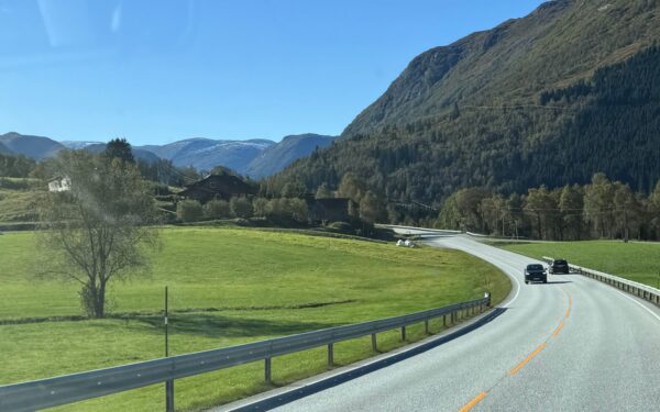 Slik planlegger du elbiltur i Norge uten stress i ferien