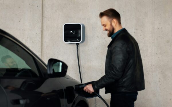 Slik velger du riktig ladekabel til elbilen hjemme og på tur