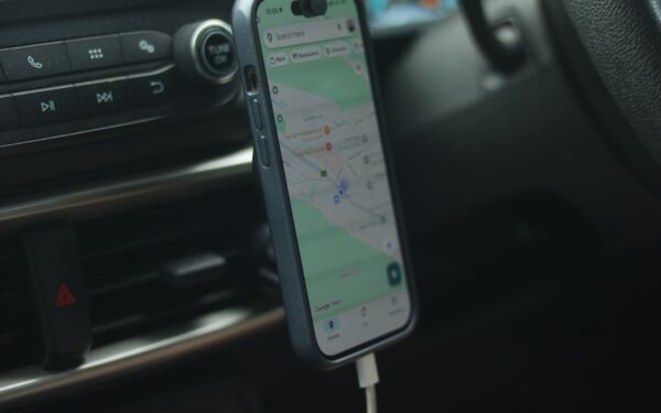 Trådløs mobillading i bilen: slik får du det til å fungere uten frustrasjon
