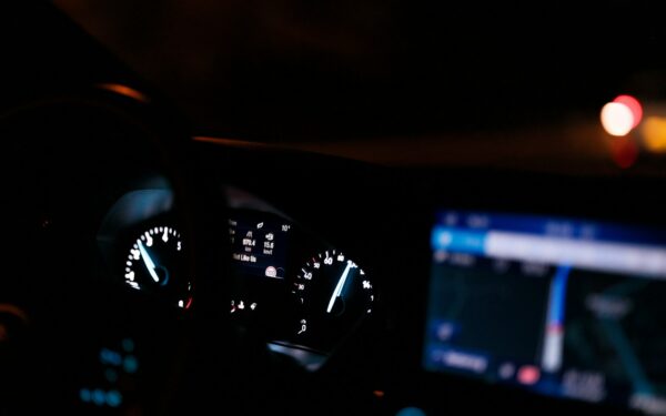 Tretthetsvarsler i bilen: slik hjelper teknologien deg å holde deg våken bak rattet
